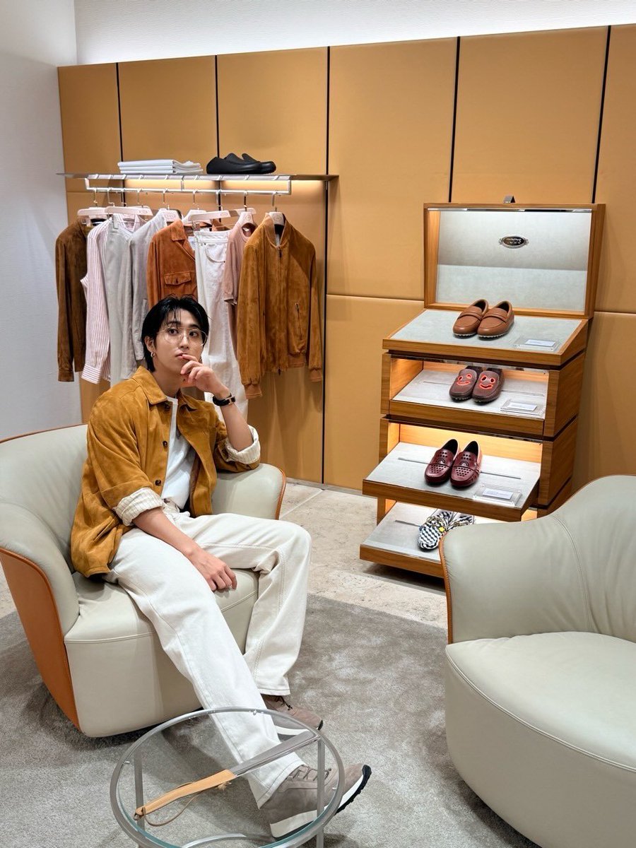 realskzoo's tweet photo. Actualización de HAN en Instagram 📸

HAN AT TODS MFW
#HANxTODs #HANxTodsSS27 @Tods https://t.co/ZFNVTdfEZc