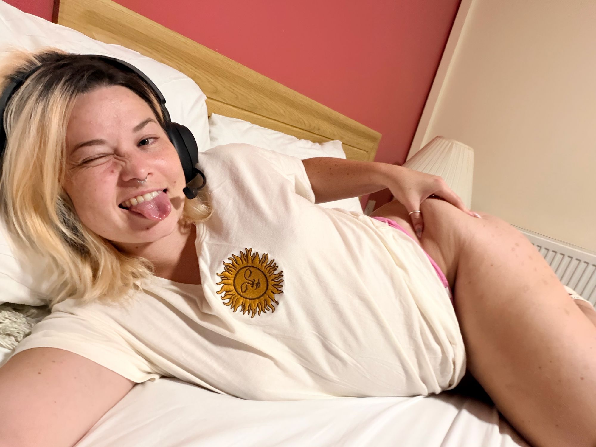 2 pic. Come squish the thighs!!! https://t.co/8mpLAVBKyh https://t.co/Q9lUMu5Fya