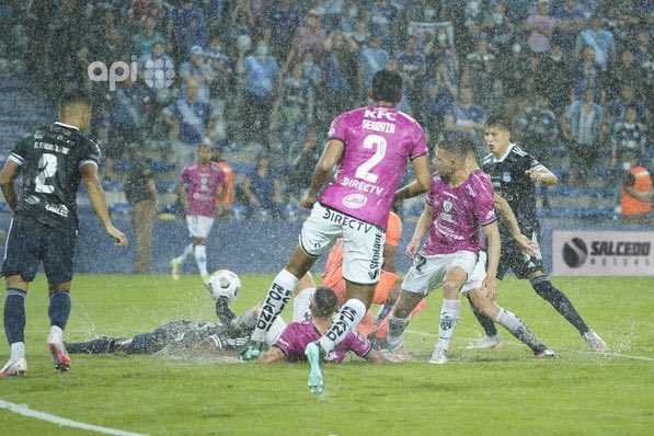 santiagobucaram's tweet photo. Mis panas gringos paralizan y cancelan partidos por cualquier lluviecita.

La bendita Liga Pro. https://t.co/ZtxZToNuwQ
