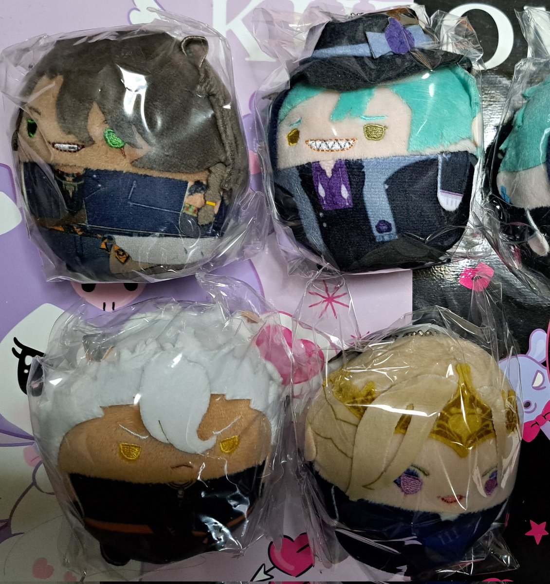 07suzuna's tweet photo. ツイステ ふわコロりん 寮服
譲〉レオナ・ジャック・フロイド・ヴィル
求〉各1200円(＋送料)
上段は下段同数含むお譲りのみ※下段のみお求めでしたら1点1000円でお譲り可※
神戸〜梅田間での手渡し・郵送 https://t.co/FgX8SAu9QY