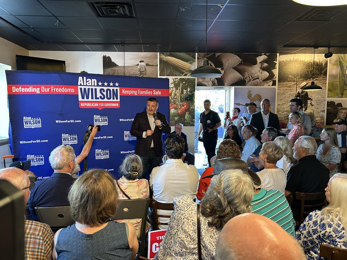 MegGonyo's tweet photo. Happening now: Ted Cruz speaking in South Carolina for the Alan Wilson campaign 

Sen. Cruz joins AG Wilson as he makes a final push with voters ahead of Tuesday's Republican runoff election https://t.co/v29JSk6Mwm