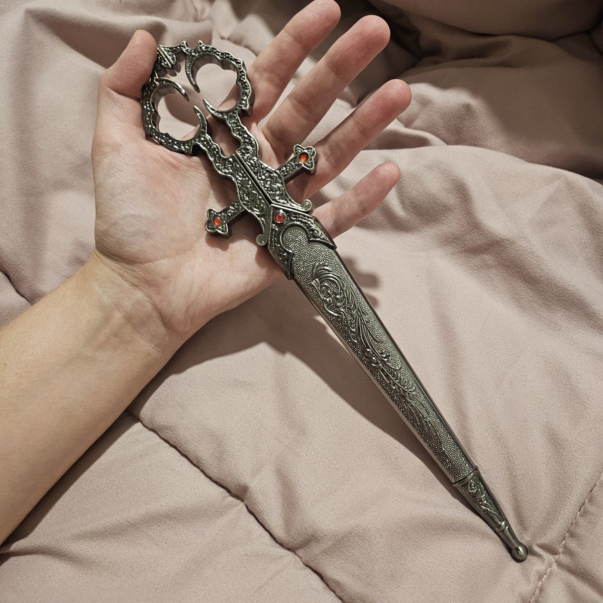 sacredstrigoi's tweet photo. minha amada me deu uma adaga de tesoura ♡ https://t.co/chfMxxwNiN