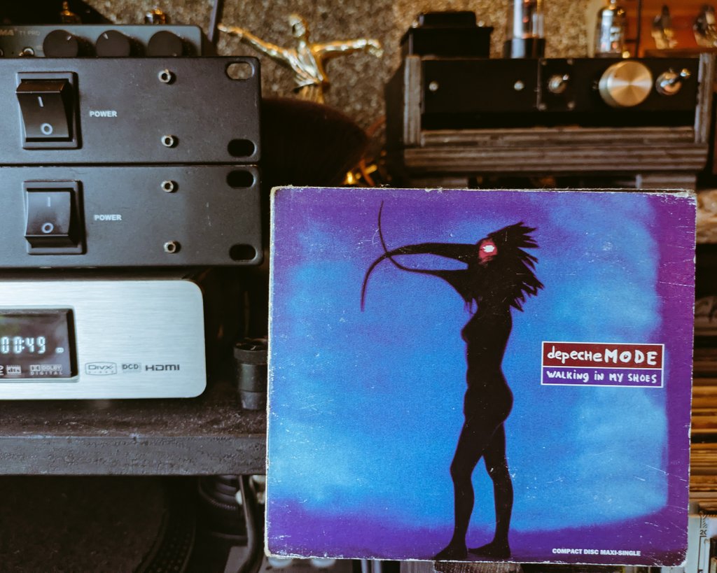 CuriosityLILA's tweet photo. #nowplaying
「Walking in My Shoes」Depeche Mode

1993年リリースの8曲入りシングル。

2曲目「Grungy Gonads Mix」 Johnny Dollar （Geoff Barrowの旧名義）の仕事で、Portishead「Dummy」以前のMIXとなる。

4曲目と7曲目「My Joy」はこのシングルでしか聴けない曲となっている。 https://t.co/VkoYTKM5Gh