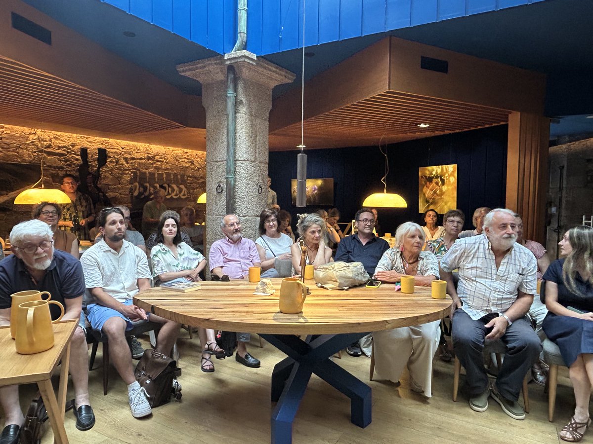 lourenzofp's tweet photo. Presentamos A Galicia Moderna na Tafona, idea de Lucia Freitas, agasallo de Fran Alonso, Xermán Labrador e Antonio Xiraldez captivaron o público. Tarde de falarmos con xeito https://t.co/8UqxHlM4qb