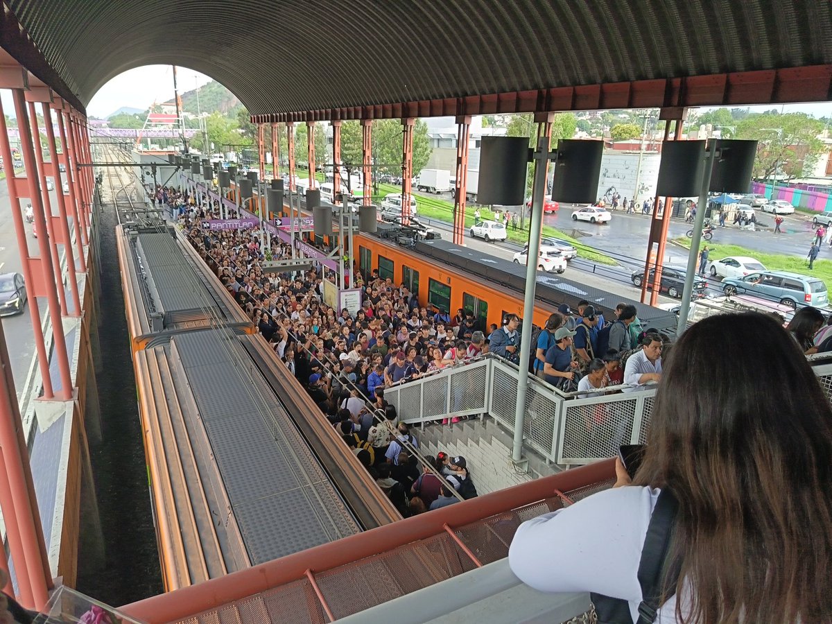 Henry_GVil's tweet photo. Se detuvo el avance del servicio en estación Guelatao línea A... No dicen nada, no dan explicación y salgase...!!
Y todos los usuarios a realizar gasto innecesario de transporte adicional...!! https://t.co/5icBVWG7jG