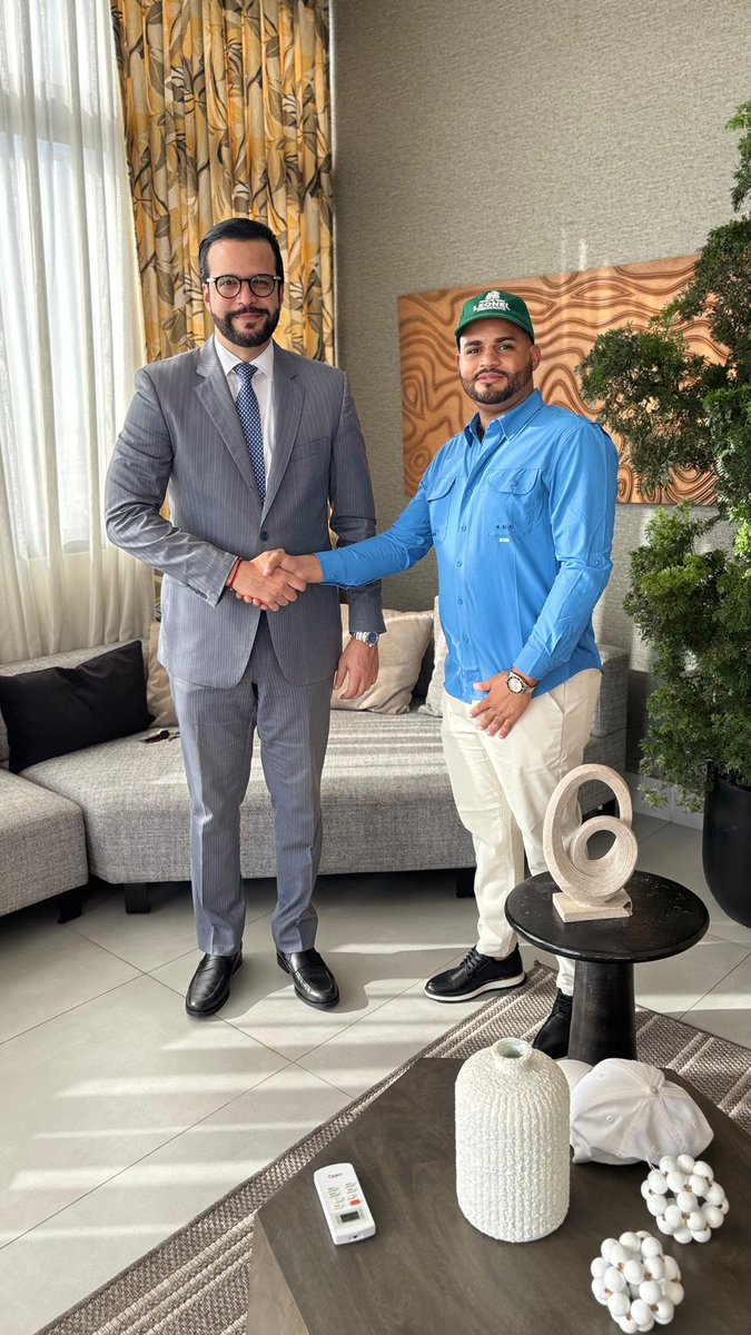 rafaelpazRD's tweet photo. Joan Maicol De La Cruz, exitoso joven empresario del marketing digital y ex dirigente emblemático del PLD de la C3 se juramenta en la Fuerza del Pueblo. 

El crecimiento no se detiene ✊🏻🦁💚

@LeonelFernandez 
@FPcomunica 
@radhamesjimenez 
@antonioflorian_ https://t.co/oco5gETHej