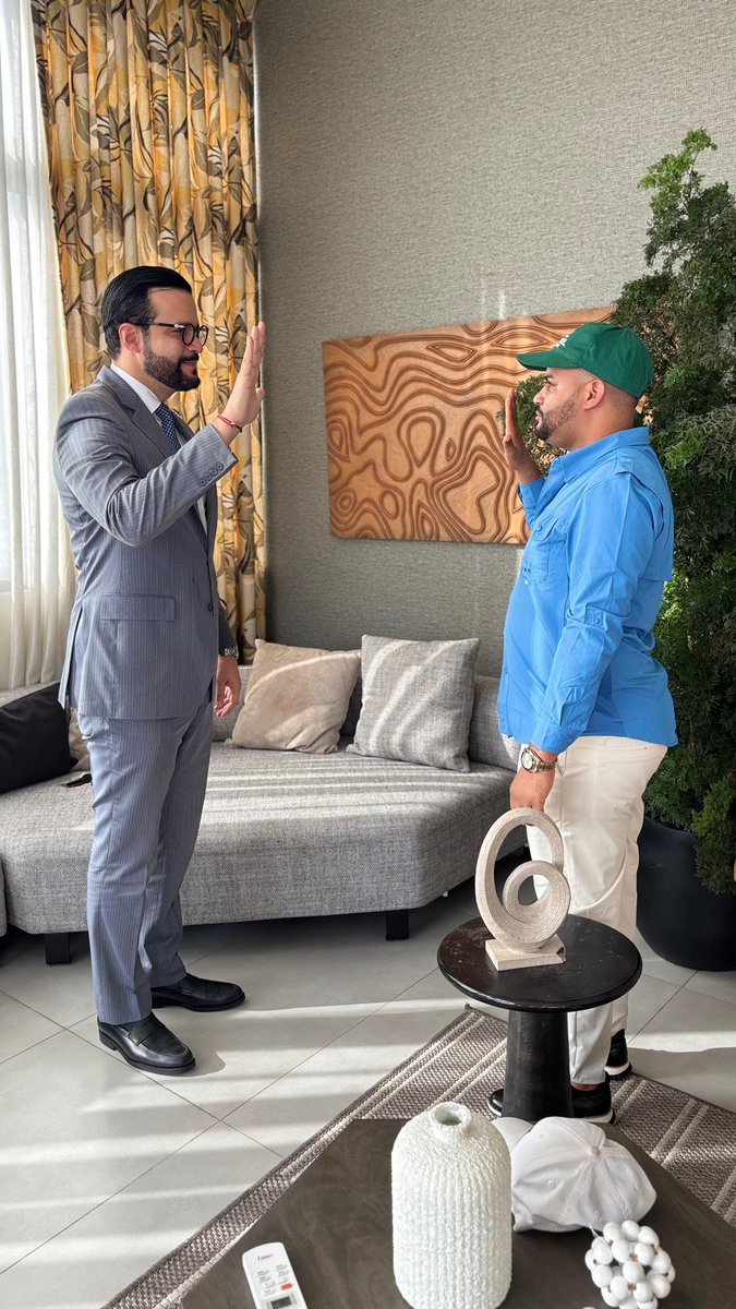rafaelpazRD's tweet photo. Joan Maicol De La Cruz, exitoso joven empresario del marketing digital y ex dirigente emblemático del PLD de la C3 se juramenta en la Fuerza del Pueblo. 

El crecimiento no se detiene ✊🏻🦁💚

@LeonelFernandez 
@FPcomunica 
@radhamesjimenez 
@antonioflorian_ https://t.co/oco5gETHej
