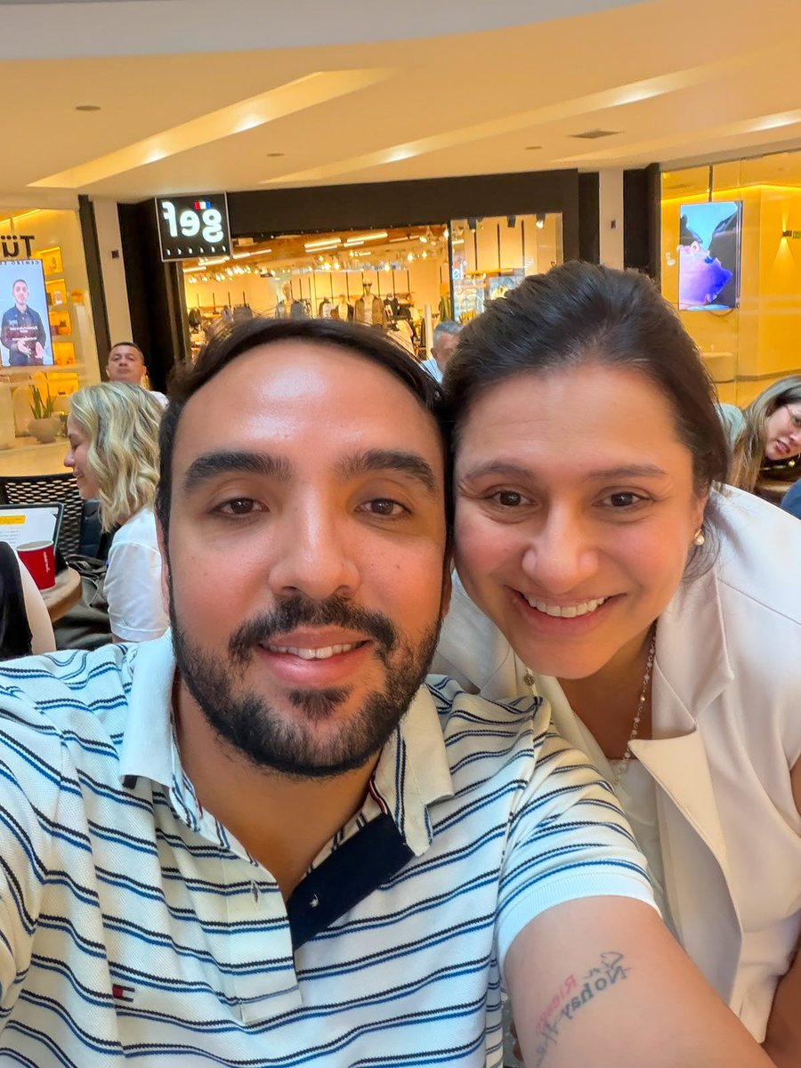 Juliorestrepoes's tweet photo. La política nos permite estar cerca de grandes liderazgos que admiramos  llegar a consolidar el valor de una gran amistad🙏🏻. Este domingo logramos un gran avance en nuestro propósito: con @DELAESPRIELLAE los antioqueños tenemos presidente🫡. Dra @PaolaHolguin , ¡seguimos firmes! https://t.co/34xSmIxdmM