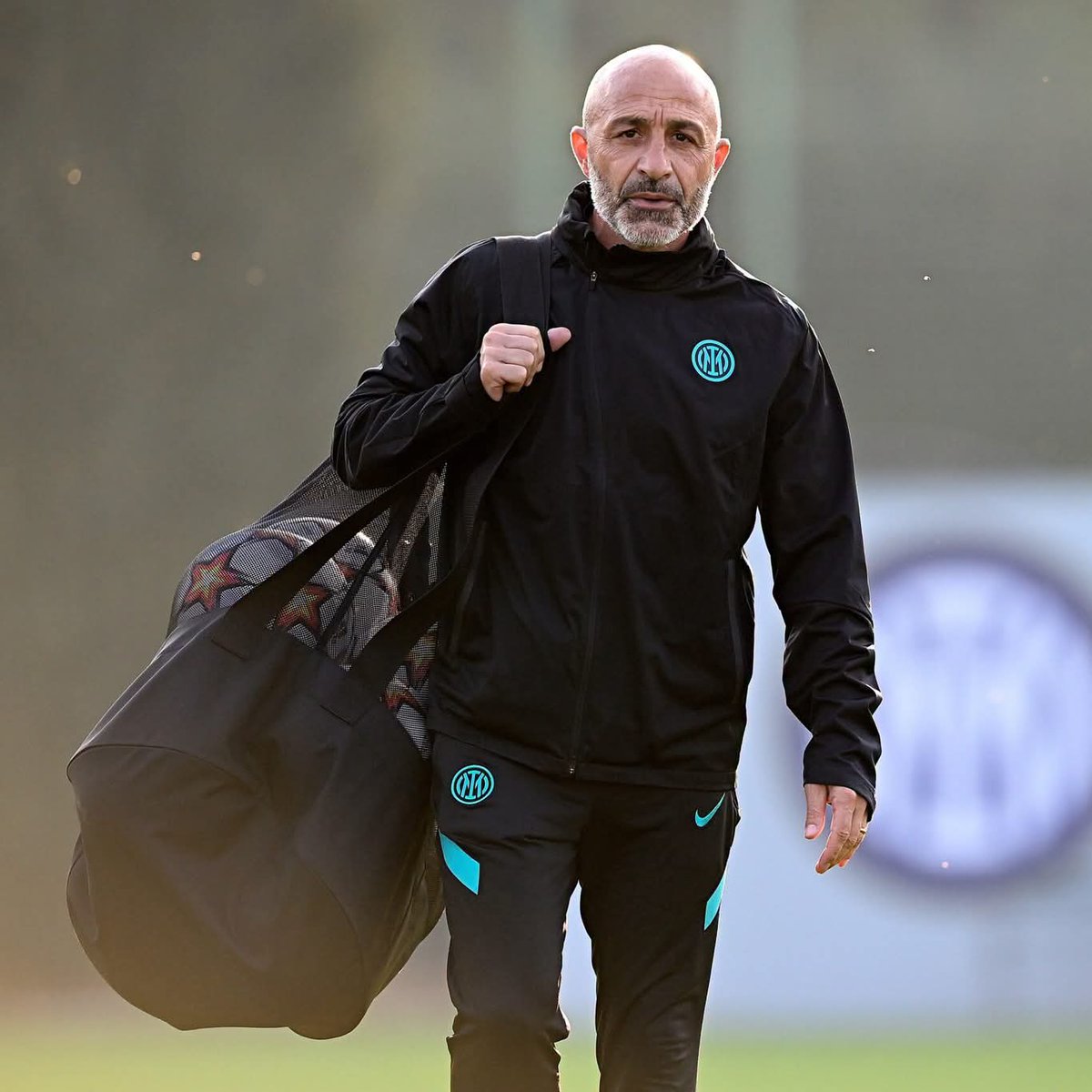SoloInter's tweet photo. Mario Cecchi : J’ai côtoyé Simone Inzaghi pendant des années, mais honnêtement, je n’ai pas eu le courage de partir en Arabie

C’est pourquoi je tiens à remercier l’Inter, qui m’a donné l’occasion de continuer à porter ses couleurs, et je suis également reconnaissant envers l’entraîneur Cristian Chivu de m’avoir intégré à son staff

J’ai toujours essayé d’apporter ma contribution et, au final, nous avons connu une immense satisfaction

UNO di NOI 🏆🇮🇹🖤💙