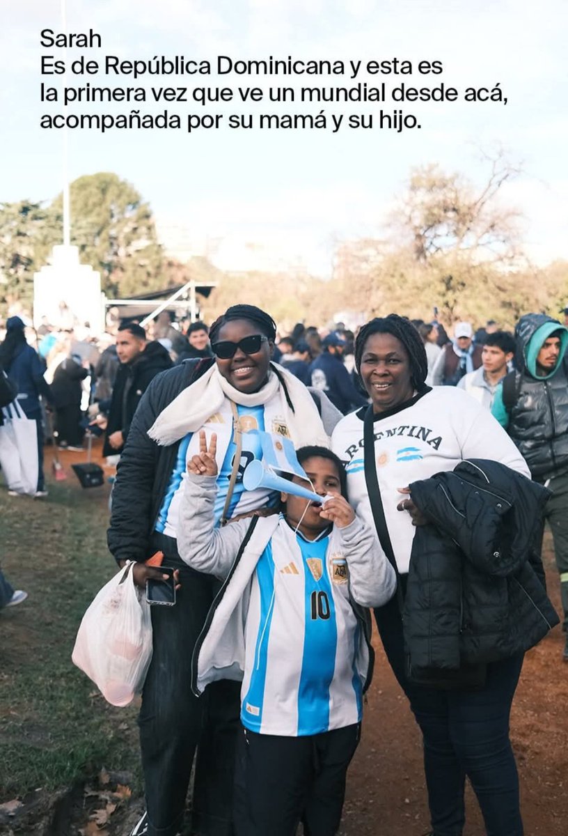 valeria18548559's tweet photo. Gracias a Javier Milei la ley de refugiados es todo un éxito.

"Queremos agradecer al Presidente tanto por darnos el DNI más ayuda social y ver la fiesta que se vive en Argentina con el mundial, aún no tenemos TV, por eso vinimos a verlo en la plaza". Cuenta Sarah. https://t.co/YyjRN4QQIa