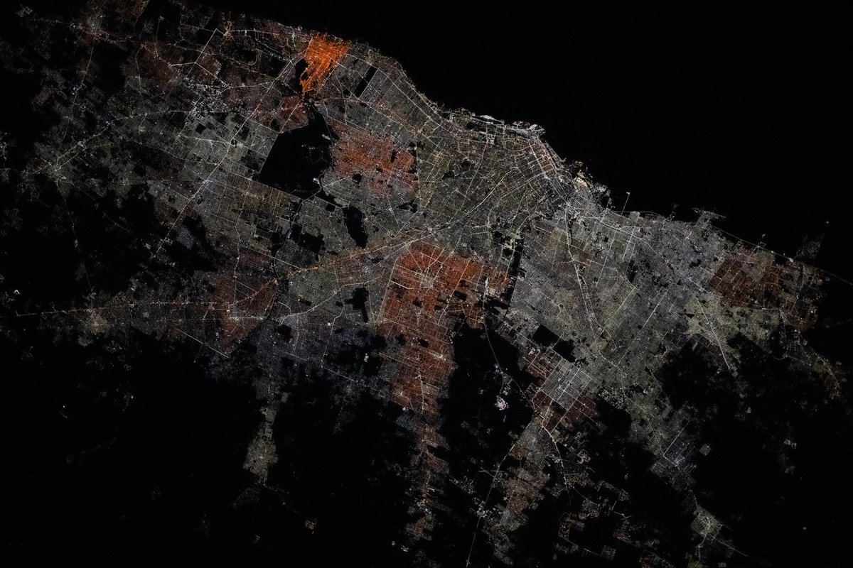 NASA_es's tweet photo. La ciudad de Buenos Aires no duerme. 💡 

Esta vista desde la @Space_Station nos recuerda que, durante más de 25 años, la estación nos ha ayudado a documentar, entender y mejorar la vida en la Tierra. Descubre cómo en este episodio de Universo curioso de la NASA: https://t.co/A5Z5saHg80 🎧