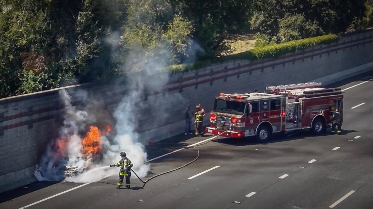 News24680's tweet photo. In case you were wondering what that smoke plume on I-680 South near Hwy 24 in Walnut Creek was all about today:
#BurningRu
#CoCoPhoTo
#GetTheFlash https://t.co/QjhioxDhD5