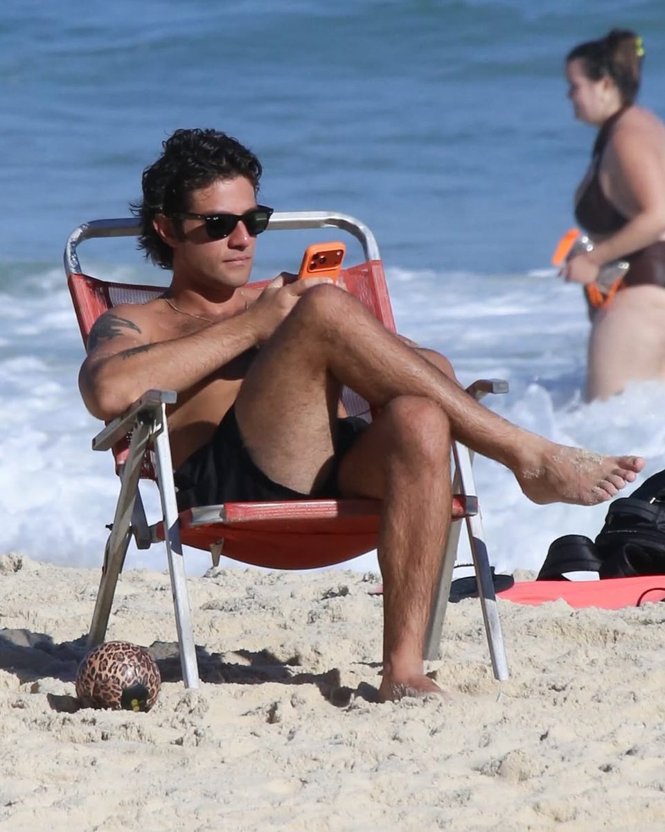 chaycervo's tweet photo. Paizão! 🥹❤️ Chay aproveitou uma folga nas gravações de #QuemAmaCuida nesta segunda-feira (22) e foi curtir a Praia de Ipanema ao lado dos filhos, Maria e José. https://t.co/CcbLlN237A