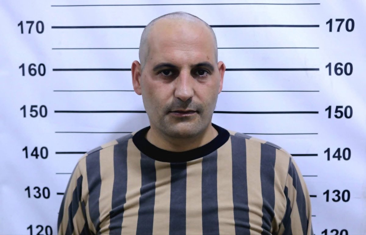 ivarmm's tweet photo. أعلنت وزارة الداخلية عن إلقاء القبض على المجرم "يوسف أحمد خالد" ولكن من هو؟ في بداية معركة #ردع_العدوان، وفي أول ساعة منها، خسرت إدارة العمليات العسكرية مجموعة من الشهداء، كان من بينهم أحد أفراد الإعلام العسكري، الشهيد محمد بيازيد.

حينها، تفاخر أحد ��لمجرمين بالتقاط الصور فوق جثامينهم، ونشرتها بيئة نظام الأسد. وكانت تلك الصور مؤلمة جداً (لن أنشر ما تبقى منها)، واليوم، نرى صورته بالمخطط بعد التحرير..

الحمد لله ورحم الله الشهداء الأبطال.