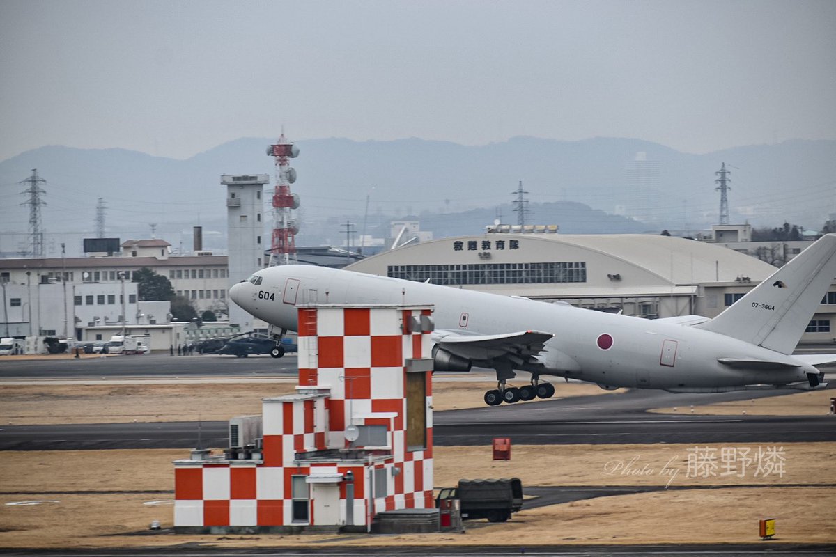 Tenzann's tweet photo. おはよう御座います明るい曇り空の朝になりました
今日は終日曇天予報です
こう言う日の気温は予測し辛いですよね
お気を付けてお過ごし下さい
#乗り物撮るの失敗しました祭り に参加👋
⚠️Instagramのお祭り🪅⚠️
ちょい＂おとなしめ＂のを選んでみました
ではではまた

#小牧基地イケメン４兄弟
#kc767 https://t.co/PM3E0QNtnK