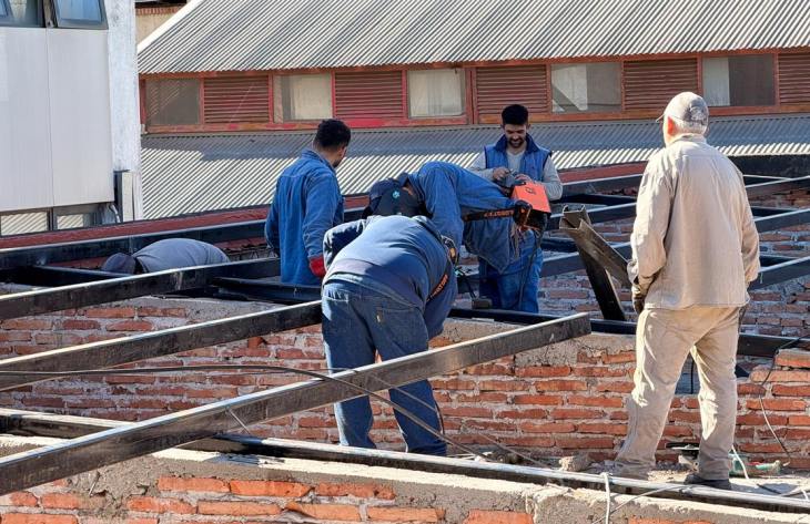 TucumanH's tweet photo. Avanzan las obras de reacondicionamiento en Escuela Normal: Las intervenciones buscan mejorar la infraestructura escolar para brindar mayor comodidad a la comunidad educativa, sin afectar el normal dictado de clases. https://t.co/hTEVVc8PAu https://t.co/QaVUSma31T