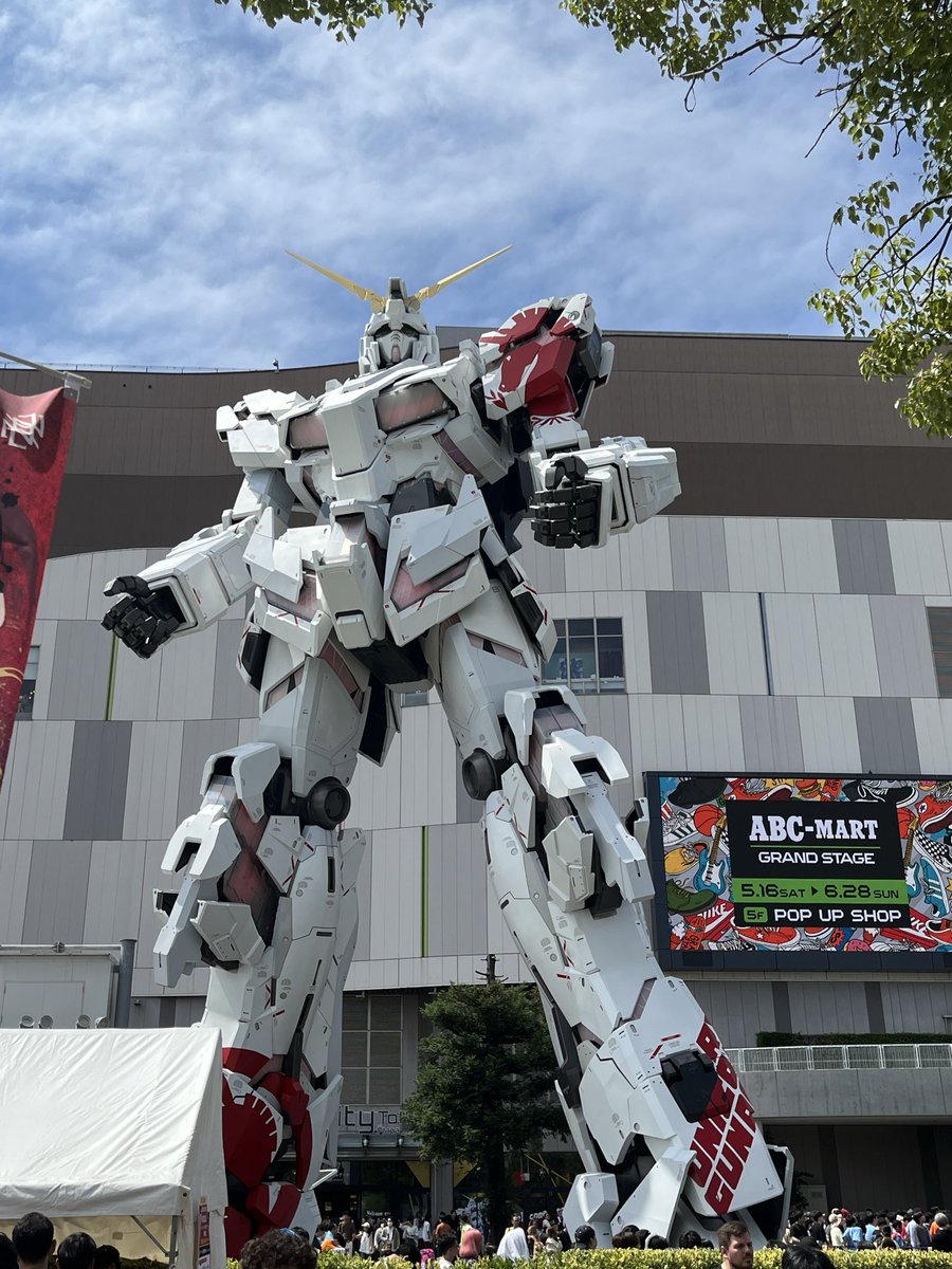 shunation_MS's tweet photo. そういえば一昨日、ガンダムベースに行きました。
8月末で撤去のユニコーンと家族みんなで記念写真撮れました。
自分だけ大はしゃぎでした
#ガンダムベース https://t.co/fRdK1bpEU9
