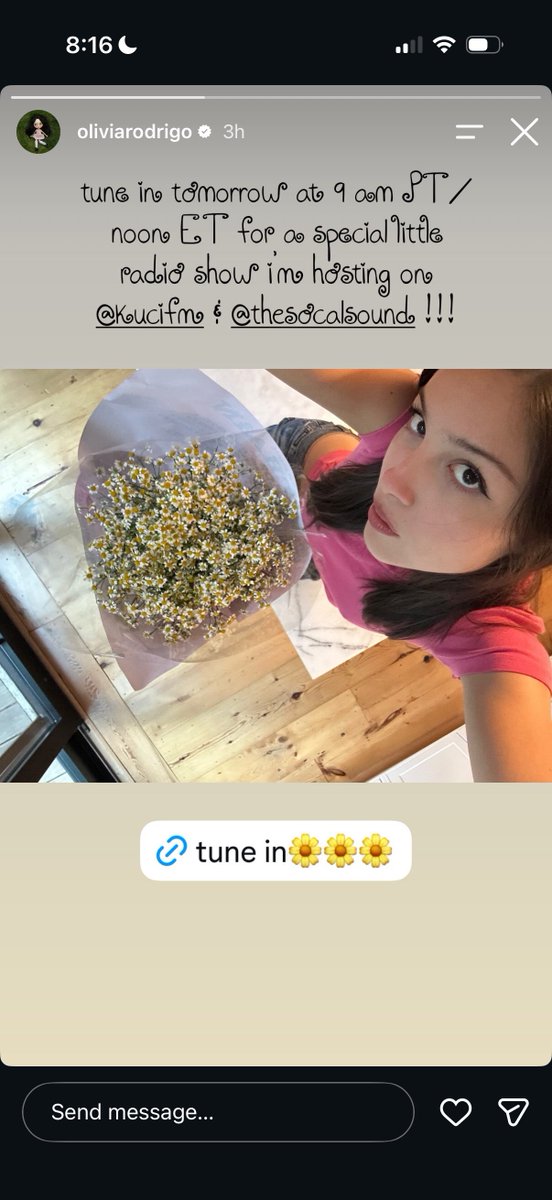 justlivmagic's tweet photo. awww she sent the artists participating a bouquet of daisies https://t.co/18RAKclIrd