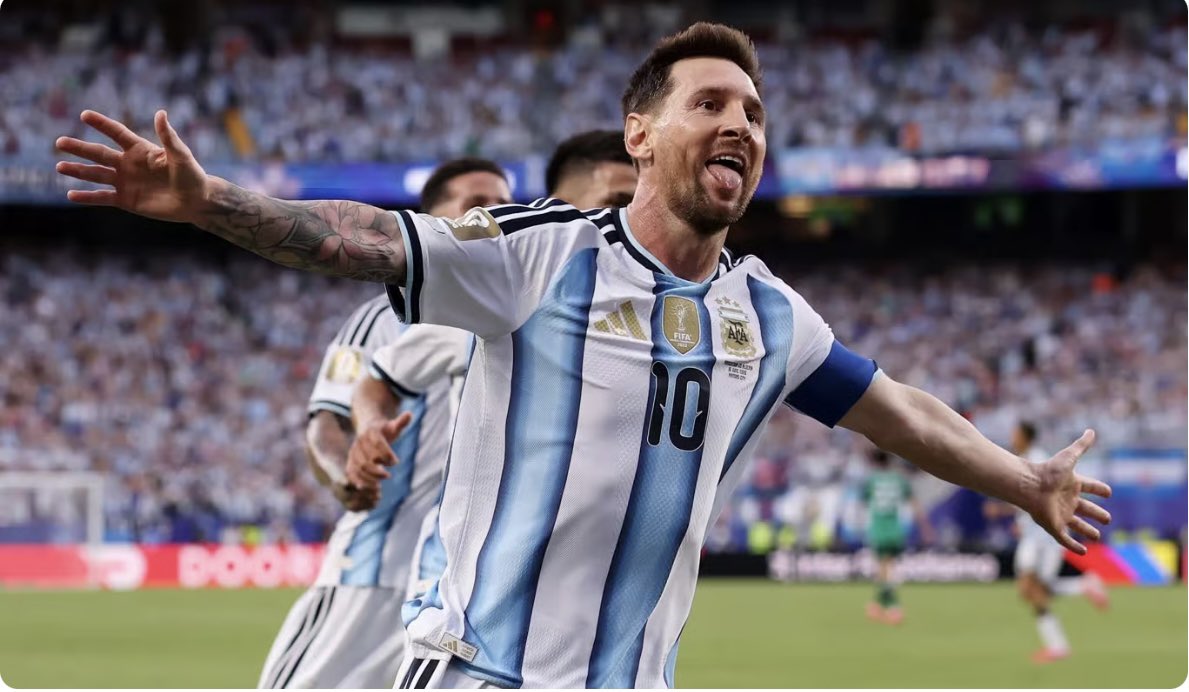 alsoelem's tweet photo. #كاس_العالم_٢٠٢٦ 
#ليونيل_ميسي

 كرة القدم تنصف أساطير كرة القدم .
قدم ساحر كرة القدم #ميسي مستوى كبيراً خلال كأس العالم الحالية .
* حطم رقم تاريخي 18 هدفاً كهداف لنهائيات كأس العالم 🏆 
* متصدر هدافي كأس العالم بـ 5 أهداف من مباراتين فقط في الدور الأول .
* حقق أول هاتريك ⚽️⚽️⚽️ https://t.co/BPxZGkTBi6