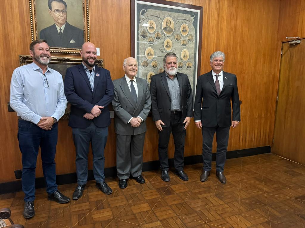 alfonsobrcrea's tweet photo. #DebatenoRJ com os candidatos do CONFEA e advinha onde está o Peter Pan de Mogi Guaçu?  Fugiu... Só faz debate em lugar controlado. https://t.co/pjnoZDGCbw
