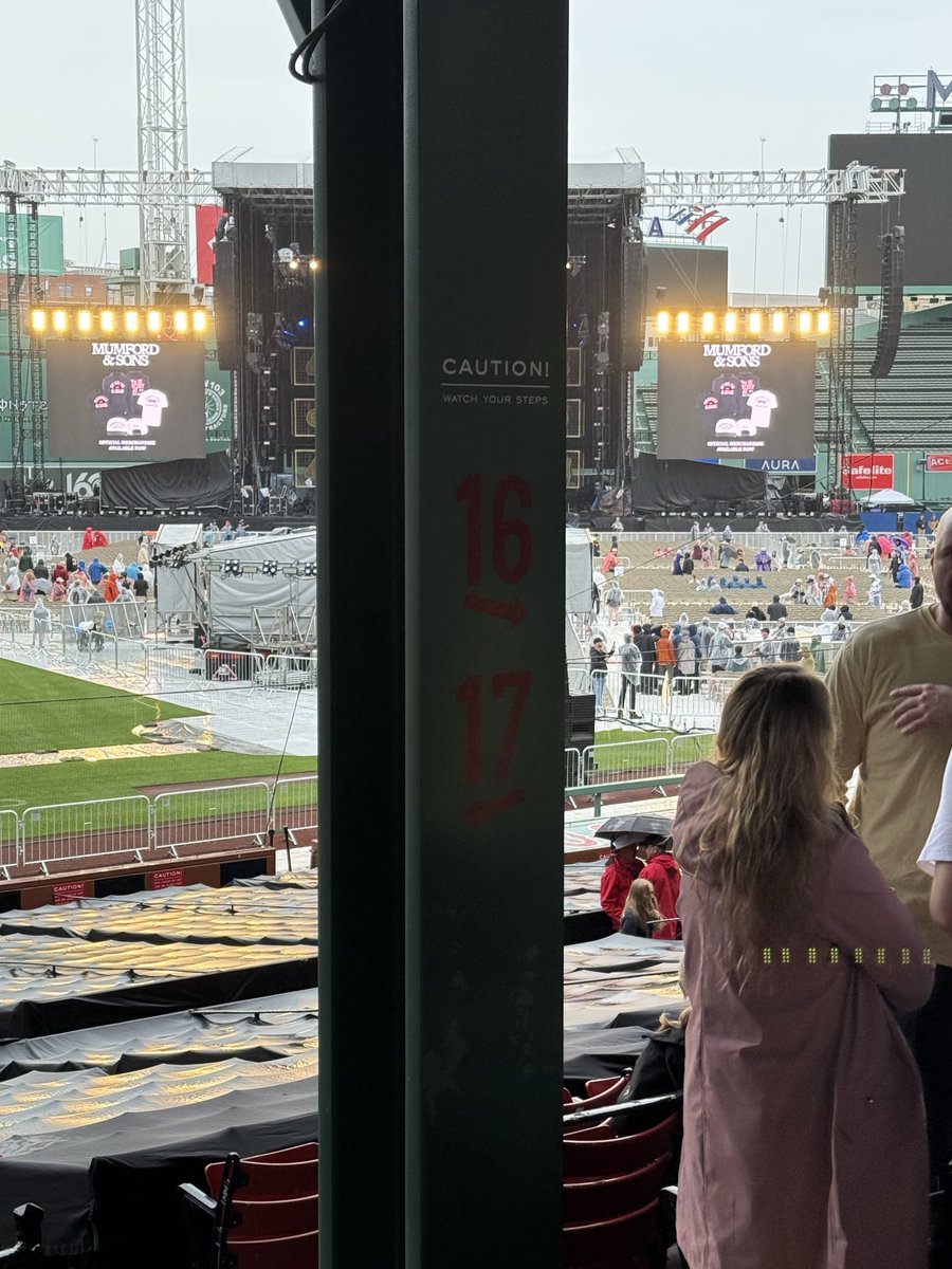 unionmillenial's tweet photo. Why would you even sell me this seat @fenwaypark @MumfordAndSons #fenwaypark https://t.co/OYItZuSSk7