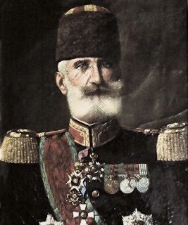 StanteaR_'s tweet photo. Bu fotoğraf Yunan Ordusuna Selanik’i tek kurşun sıkmadan teslim eden Divanı Harp tarafından VATAN HAİNİ olarak ilan edilen ve gıyabında ölüm cezası verilen VATAN HAİNİ HASAN TAHSİN PAŞA’ya ait.

Savaş esnasında emir subaylığını yapan oğlu Kenan Mesare Yunan vatandaşı oldu ve özellikle Balkan Savaşları'nı ve Yunan Ordusunu Öven tablolarıyla tanındı. Diğer oğlu Kemal Mesare Arnavutluk'a taşındı, daha sonra Arnavutluk'un Yunanistan büyükelçisi olarak görev yaptı.

VATAN HAİNİ TAHSN PAŞA’nın Mezarı Selanik’te Yunan Ordu müzesinin bahçesinde yer alıyor.

Mezarına giden olursa tükürmeden dönmesin.