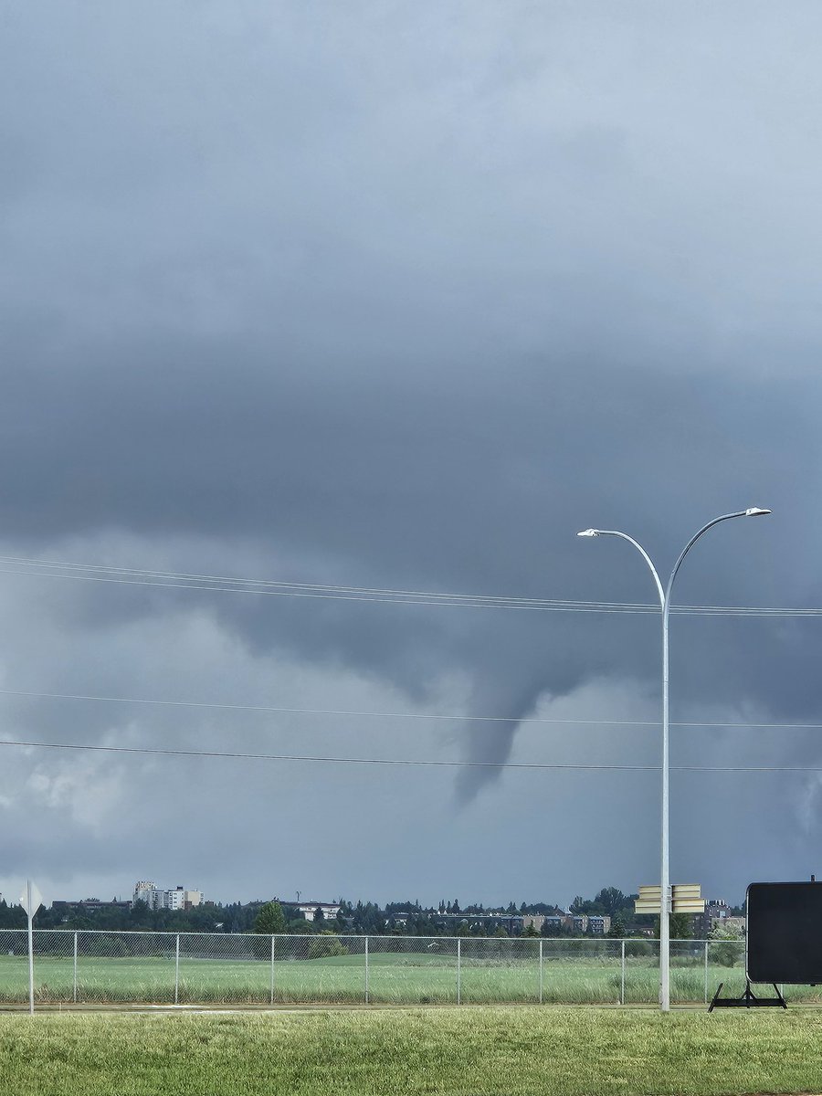 tinlynn81's tweet photo. Looking northwest from Saskatoon. Funnel? Scud?
#skstorm @weathernetwork https://t.co/oXYrFpku2C
