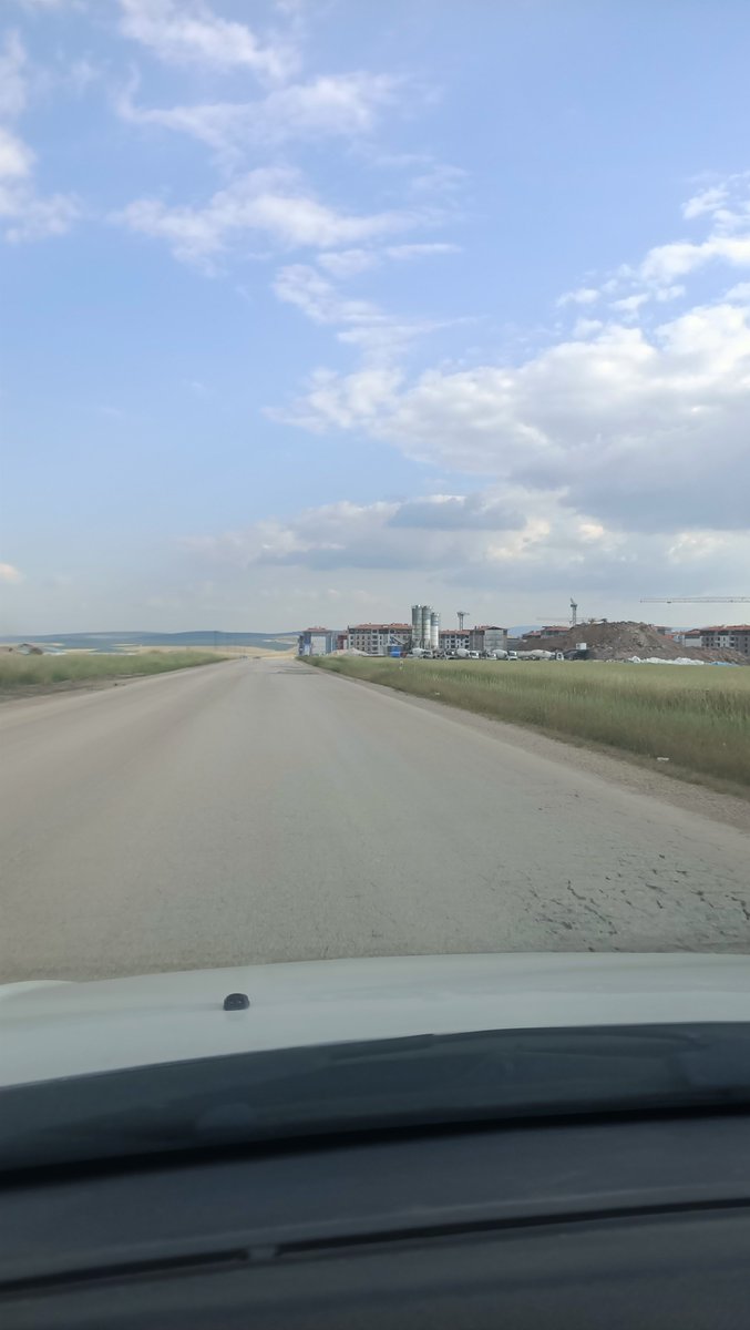 ferhatolarak's tweet photo. Burası yapımı devam eden TOKİ  1023 + 723 konut + 304 İş yeri inşaat alanlarına giden Aşağıçağlan yolu. Buraya Yaşar Kemal Caddesine yapıldığı gibi 2 şeritli yol yapılmaması lazım. En az 3 şerit geniş bulvarlı yol yapılmalı (bulvar sonra raylı sistem olacak şekilde planlanmalı) https://t.co/DMoAh42VSY