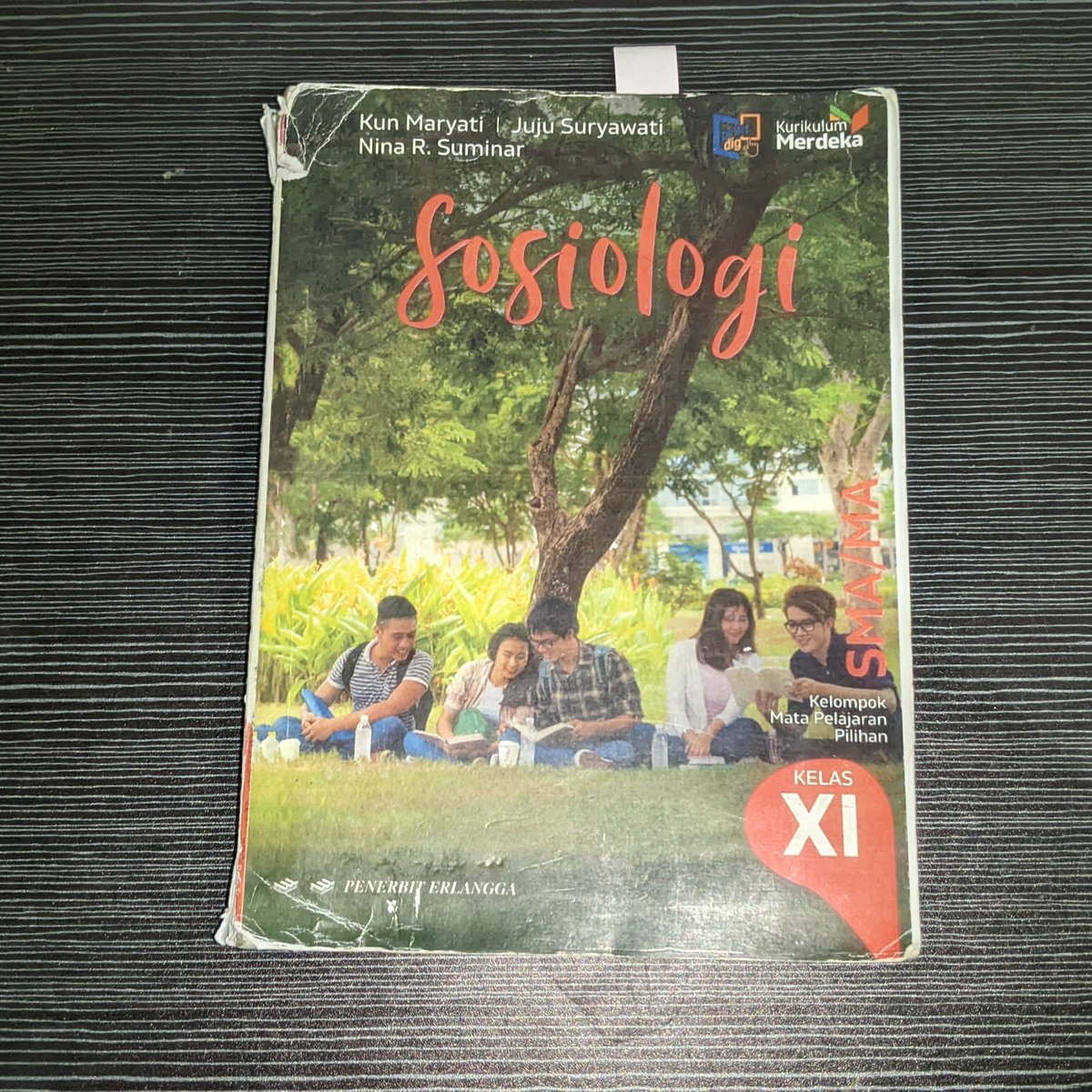 beryberycake's tweet photo. WTS! Want to sell buku SMA kelas X, XI, XII. 
+ Halaman Lengkap
+ Soal banyak yang kosong 
- Kondisi cover ada yang rusak karena pemakaian 

💵 Splash bing XII 30k
💵 Sosiologi XI Erlangga FC 30k
💵 Ekonomi XI Erlangga FC 30k
💵 Erlangga Math X 40k
🍊 Available https://t.co/nOOcn3pTTI
