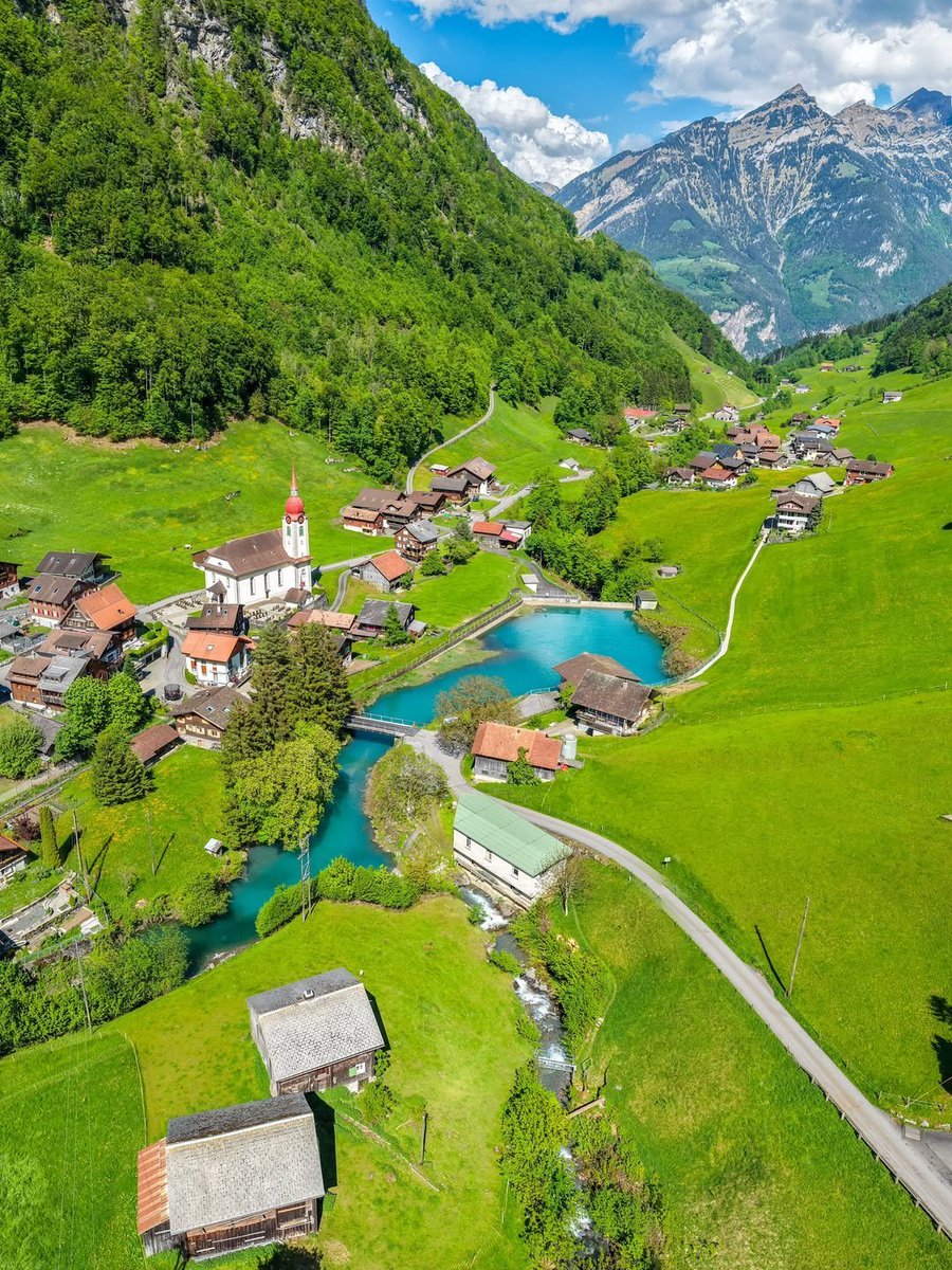 beautyexplorer0's tweet photo. Switzerland countryside https://t.co/tiY0zSCAd3