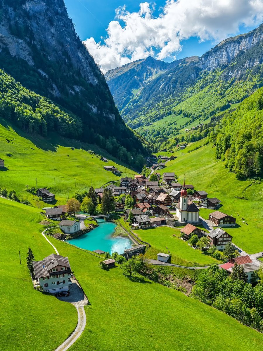 beautyexplorer0's tweet photo. Switzerland countryside https://t.co/tiY0zSCAd3
