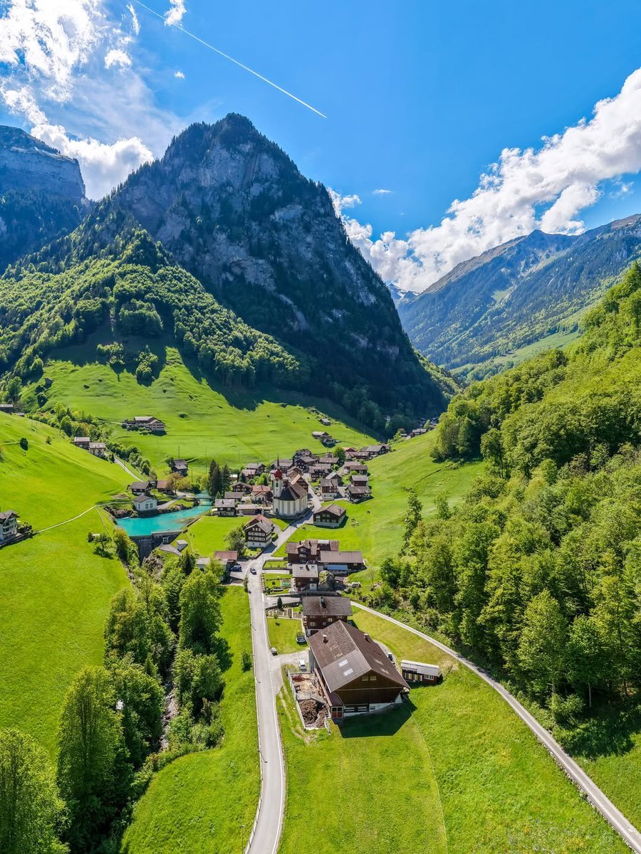 beautyexplorer0's tweet photo. Switzerland countryside https://t.co/tiY0zSCAd3