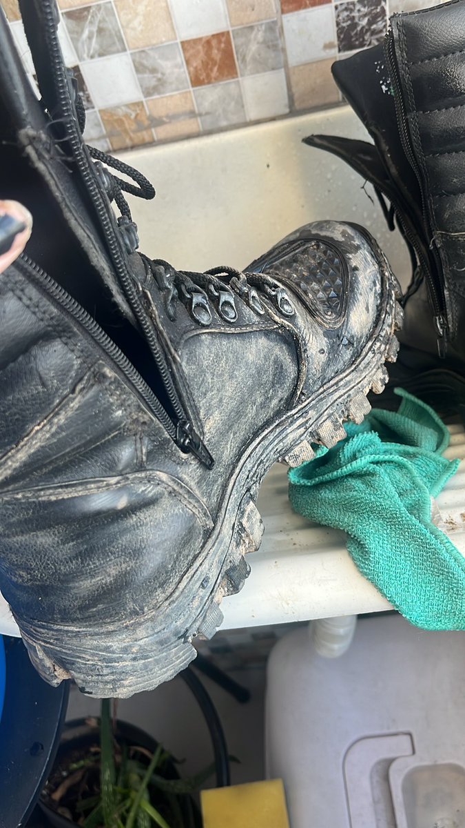 Goddessniix_'s tweet photo. A bota voltou da rave com o gostinho de lama areia grama do jeito q vc adora https://t.co/UF6XRzpxx7