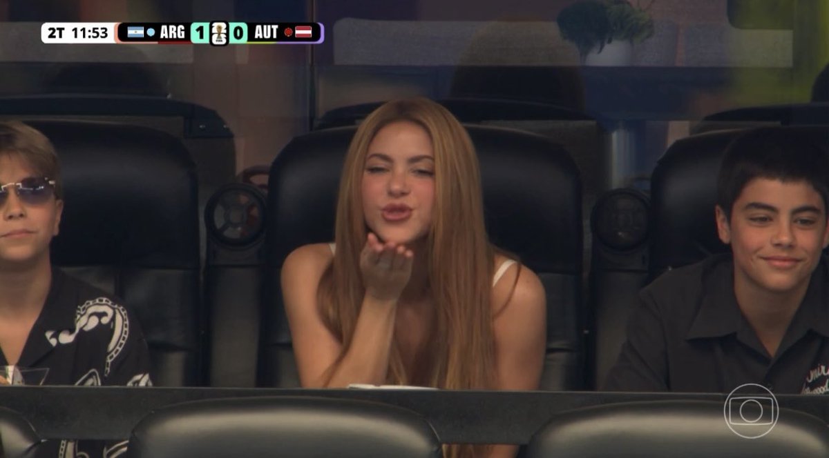 futebol_info's tweet photo. Shakira foi ovacionada pelo público quando apareceu no telão do estádio durante Argentina x Áustria.

📸 Reprodução/Globo https://t.co/HCO5m4AqUm