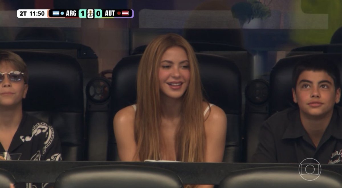 futebol_info's tweet photo. Shakira foi ovacionada pelo público quando apareceu no telão do estádio durante Argentina x Áustria.

📸 Reprodução/Globo https://t.co/HCO5m4AqUm