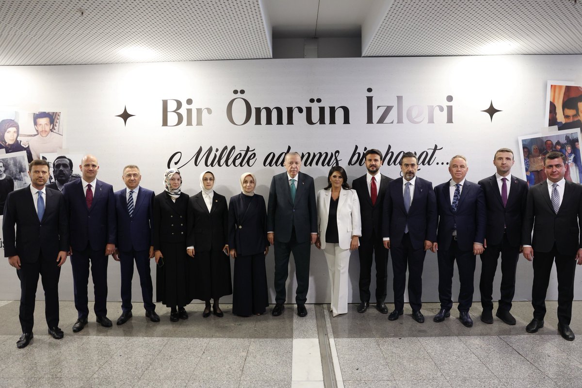 selvacam's tweet photo. 📍ATO Congresium

25 yıldır olduğu gibi bugün de aynı heyecan, aynı dava, aynı istikamet… Ankara yine heyecanlı, yine kararlı🇹🇷

Mahalle başkanlarımız, meclis üyelerimiz, belediye başkanlarımız, kadın ve gençlik kollarımız, ilçe başkanlarımız Ankara teşkilatımızın her kademesi, büyük AK Parti ailemizle birlikte Sayın Cumhurbaşkanımız @RTErdogan ile buluştuk.

Salona sığmayan coşku; Cumhurbaşkanımıza duyulan güvenin, Türkiye’nin güçlü yarınlarına dair kararlılığın yansımasıydı.

Çünkü AK Parti’nin gücü önce Allah’a sonra da milletimizle kurduğu gönül bağına, teşkilatlarımızın inancına ve hizmet siyasetine dayanıyor.

Bugün bir kez daha gördük. Başkentimiz hazır.
Teşkilat hazır.

Çok güzelsin Ankara. 🇹🇷

@AkpartiAnkara
@hakanhanozcan