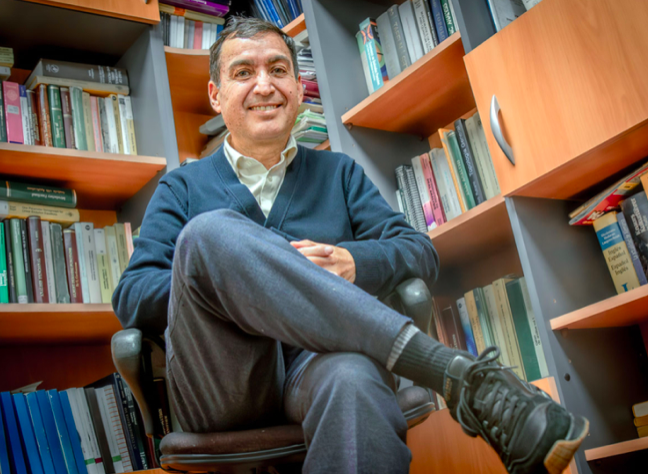 usach's tweet photo. 📊🧠El Dr. Carlos Lizama, académico del Departamento de Matemática y Ciencia de la Computación de la #Usach, lidera un proyecto Fondecyt Regular que busca desarrollar nuevas herramientas teóricas para comprender la difusión anómala y los sistemas con "memoria".

🔗Sigue la noticia en: https://t.co/u3J1NBcPTa