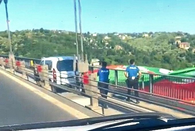 volkan_giritli's tweet photo. 📌Şehitlerimize nispet yaparcasına "bizimkilerin keyfi yerinde" paylaşımı yapan Amedspor bayrağını korumak içi FSM Köprüsünde polise nöbet tutturuldu.
Polis Kardeşlerim, üzüntü duyduğunuzun farkındayız. sizlerin bir suçu yok. Sizi bu duruma düşürenler utansın.
#FSMdePaçavrayıKaldırın #Amedspor