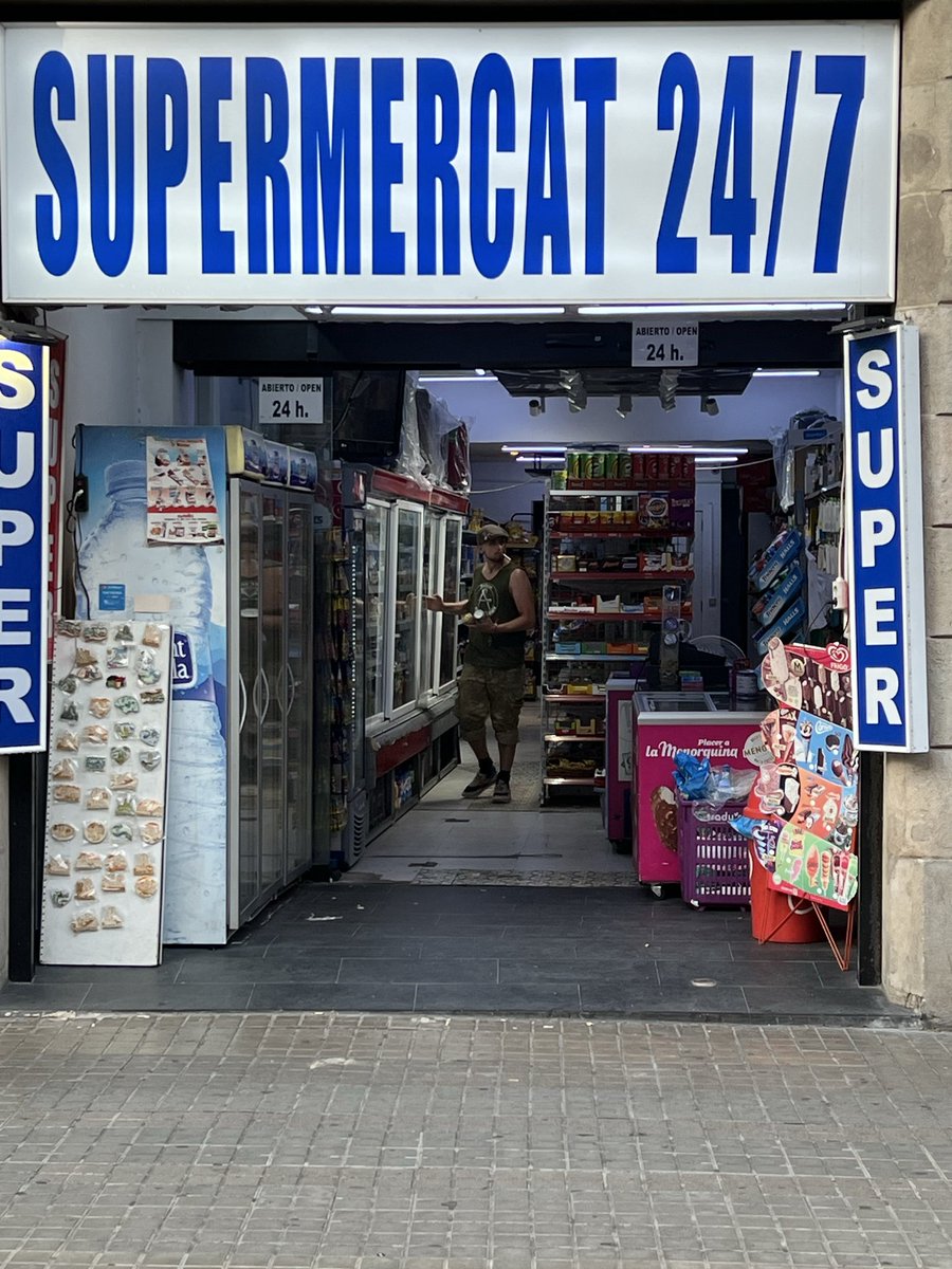 UnSrdeBarcelona's tweet photo. A on abans hi havia una òptica, avui hi ha un super 24 hores que és impossible que hagi passat cap inspecció sanitària, de riscos laborals o de treball.

Ni és Vietnam ni Calcutta, no; és Rambla Catalunya.

Qui no vulgui veure a què es dediquen aquests establiments, o és cec o en cobra comissió.