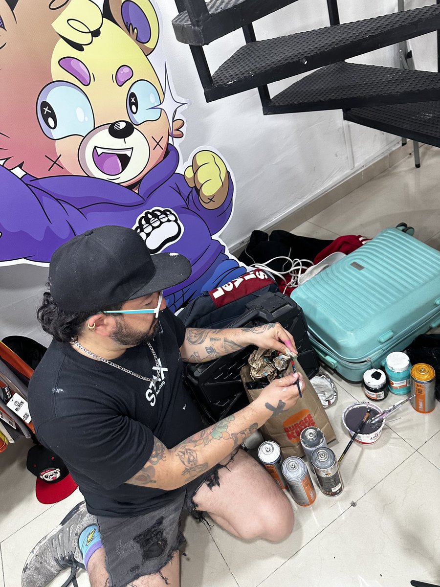 ArtyandChikle's tweet photo. Recuerdan que les habíamos platicado que decoraríamos el espacio de @BearMex_ con motivo del Pride? Bueno, pues este fin de semana lo hicimos y la verdad nos encantó el resultado! 🐻❤️🧡💛💚💙💜
Visita la tienda, regálate algo lindo y míralo en persona 👀✨
#ArtyChikle #Bearmex https://t.co/xZwNsnjNG5
