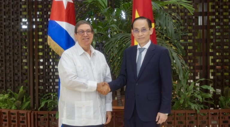 YunielPL's tweet photo. En el marco de su visita oficial a Cuba, el ministro de Asuntos Exteriores de la República Socialista de Vietnam, Le Hoai Trung, sostuvo un intercambio con el ministro de Relaciones Exteriores de Cuba, Bruno Rodríguez Parrilla. #ArtemisaJuntosSomosMás #Guanajay #CubaNo https://t.co/grUJm3dmrq