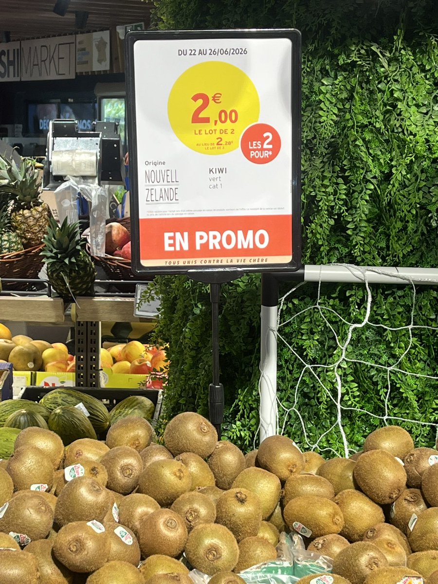 zhappyng's tweet photo. Donc chez @intermarche 1€ le kiwi c’est une « promo ». Non mais vous êtes sérieux??? #Intermaché https://t.co/JRQnqo78KR