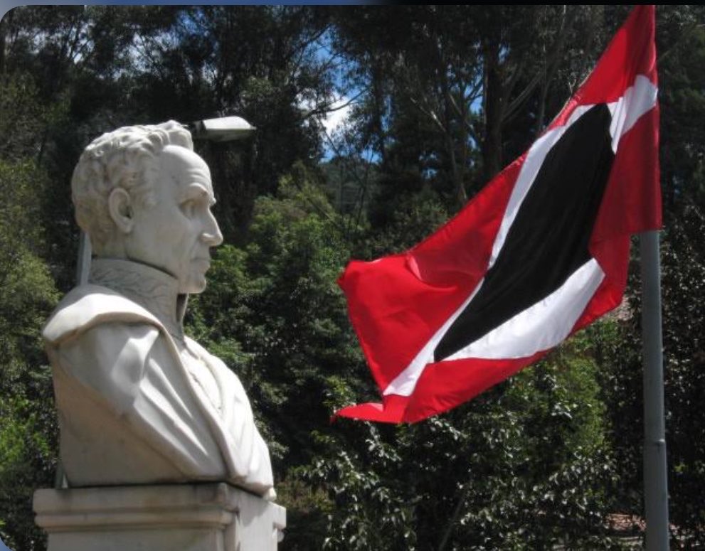 HELIODOPTERO's tweet photo. La frase más fuerte y famosa de Simón Bolívar sobre los Estados Unidos es esta y hoy cobra la mayor vigencia en  todos los tiempos : 

“Los Estados Unidos parecen destinados por la Providencia para plagar la América de miserias a nombre de la Libertad".

El Libertador la escribió en 1829 en una carta a su amigo Patricio Campbell, cuando ya veía cómo EE.UU. se expandía y tenía una visión muy distinta a la de la unión latinoamericana que él defendía y por entregó la vida.

Bolívar no era antiestadounidense en 1810-1820. De hecho, admiró su independencia. Pero con el tiempo cambió de opinión. Le preocupaba que Estados Unidos no apoyara el Congreso Anfictiónico de Panamá, que pretendiera controlar el Caribe y que aplicara una política de "América para los americanos" a su manera. 

Esa frase resume su desconfianza: temía que el poder gringo terminara siendo una amenaza para la libertad y soberanía de las nuevas repúblicas del sur. No se equivocó.
@petrogustavo  @adelina_covo @academiadehistoria
