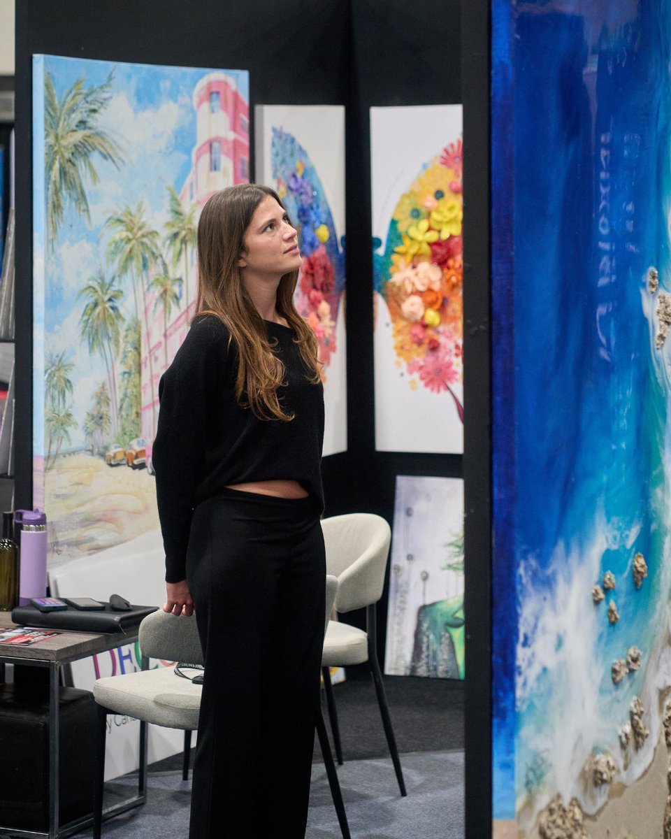 FLHomeShows's tweet photo. There’s nothing like experiencing it in person ✨🏡 

Touching the materials, feeling the textures, talking directly with the experts, and learning firsthand about the latest trends in home design…that’s what makes the Home Design Show different. https://t.co/hp8fVaUZU7