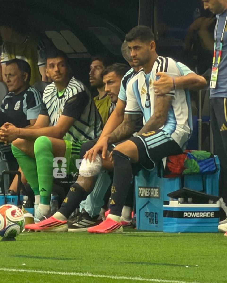 TyCSports's tweet photo. 🧊 Cuti Romero, con hielo en su rodilla derecha tras ser reemplazado por Otamendi. https://t.co/DYLCeee8Ml
