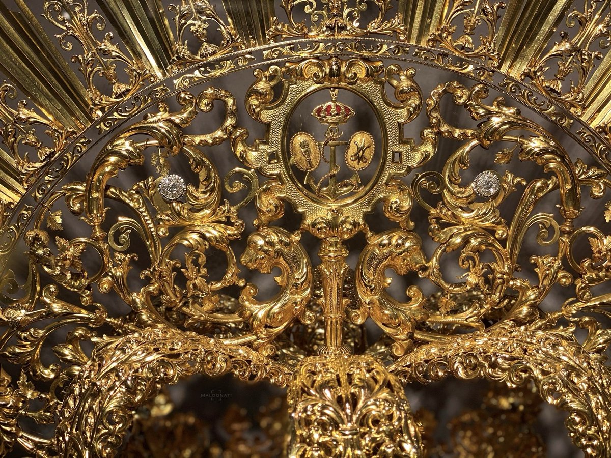 mald0nati's tweet photo. ¿Sabías que el espacio que separa el canasto de la ráfaga en la corona de oro de la Virgen de la Esperanza de Triana está inspirado en el balcón principal de los antiguos Almacenes Santos? https://t.co/rrY9dXJbhA
