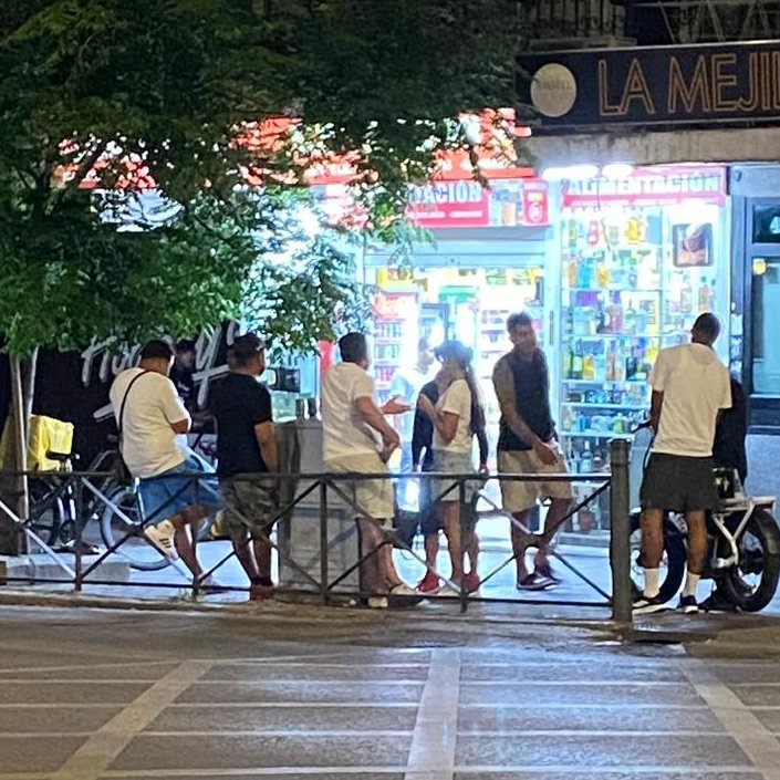 VallecasBulevar's tweet photo. 5:58 de la mañana en la Albufera. Otra madrugada igual. Tiendas vendiendo alcohol toda la noche, grupos en la calle y vecinos sin poder descansar. Luego hablan de convivencia y calidad de vida.

El @MADRID lo sabe, pero sigue sin hacer nada. Así se degradan los barrios. https://t.co/LYO6Esfx0n