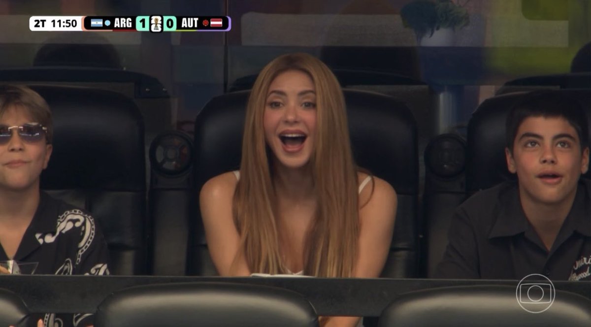 _smalltown_boy's tweet photo. "Lo que tengo yo con Argentina es una historia de amor sin fin" 🇦🇷

Shakira presente en el partido de hoy en Dallas apoyando a Argentina. https://t.co/0Dj2wWGKDB
