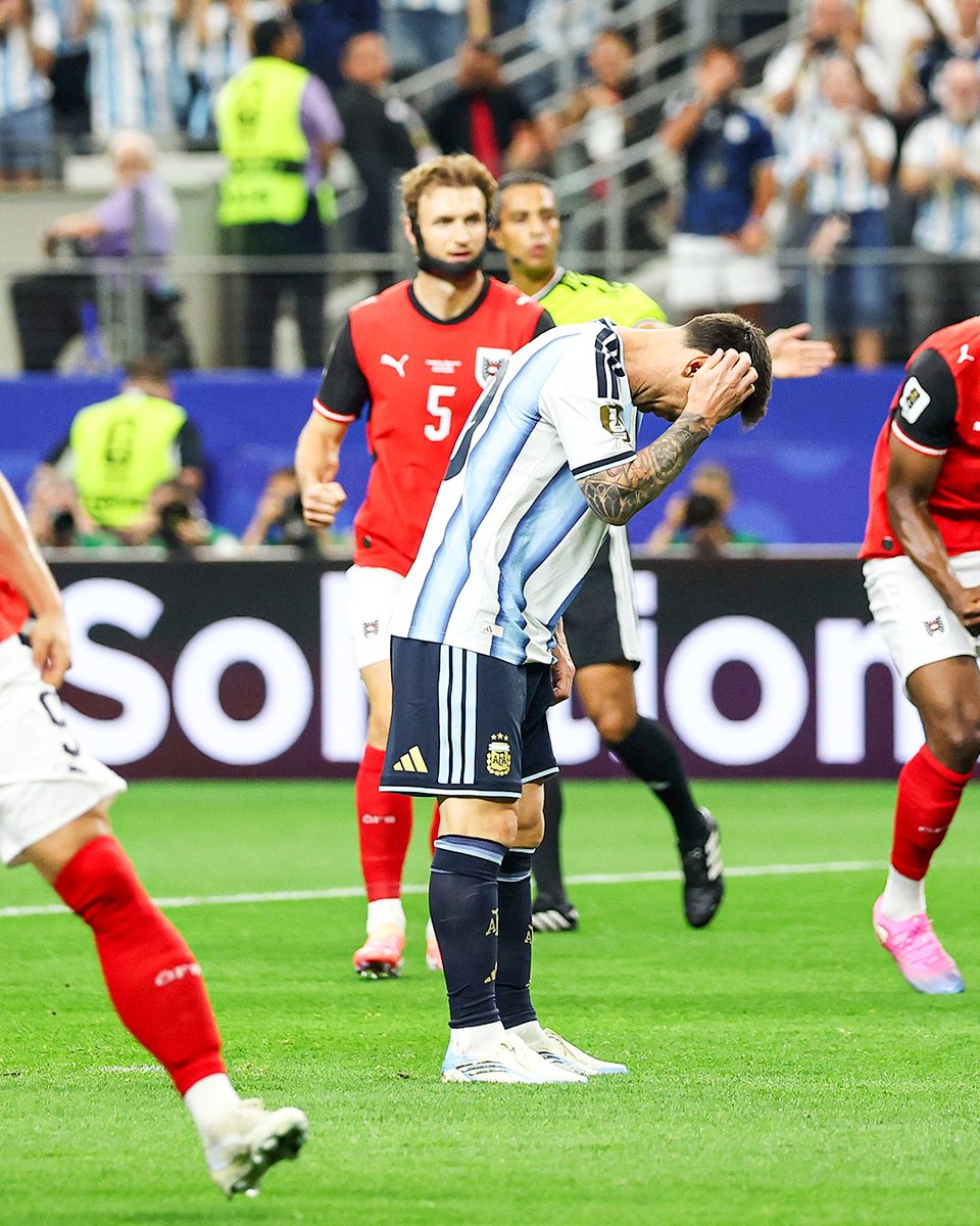 LaDelanteraGoat's tweet photo. NUNCA ME HABIA TOCADO ESCUCHAR A TODOS LOS "comunicólogos de TV" de habla hispana #Latinos y #España en como LE MAMAN LA 🍆 a #Messi y #Argentina en todo momento vs #Australia como si la GENTE FUERA IDIOT.. "no se nota las ayudas" #Fifa #Infantino #Scaloni #Alvares #Mundial2026 https://t.co/asJkpBSbYH