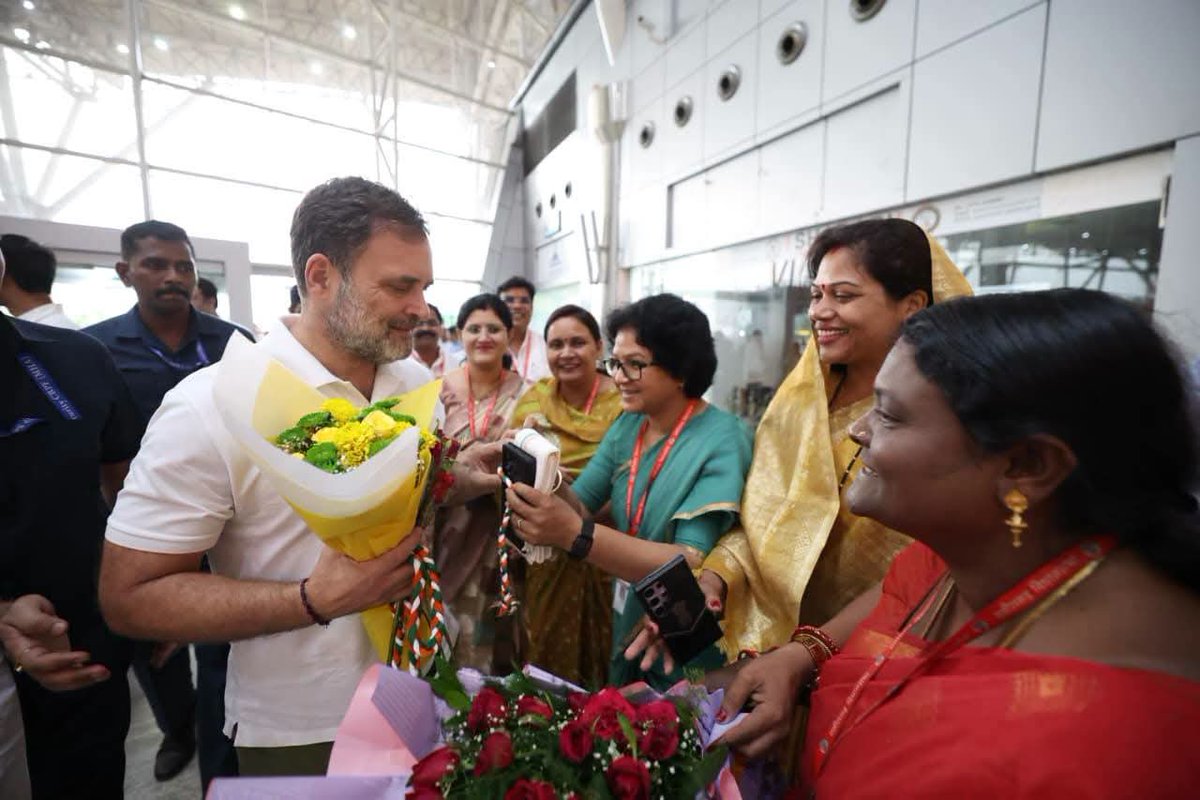 Kavitapran43's tweet photo. लोकसभा में नेता प्रतिपक्ष, जननायक आदरणीय राहुल गांधी जी के मां कौशल्या की पावन धरा छत्तीसगढ़ आगमन पर राजधानी रायपुर में उनका पुष्प गुच्छ भेंट कर आत्मीय अभिनंदन किया।

@RahulGandhi @INCIndia @INCChhattisgarh https://t.co/Nlc3Ad3NAj